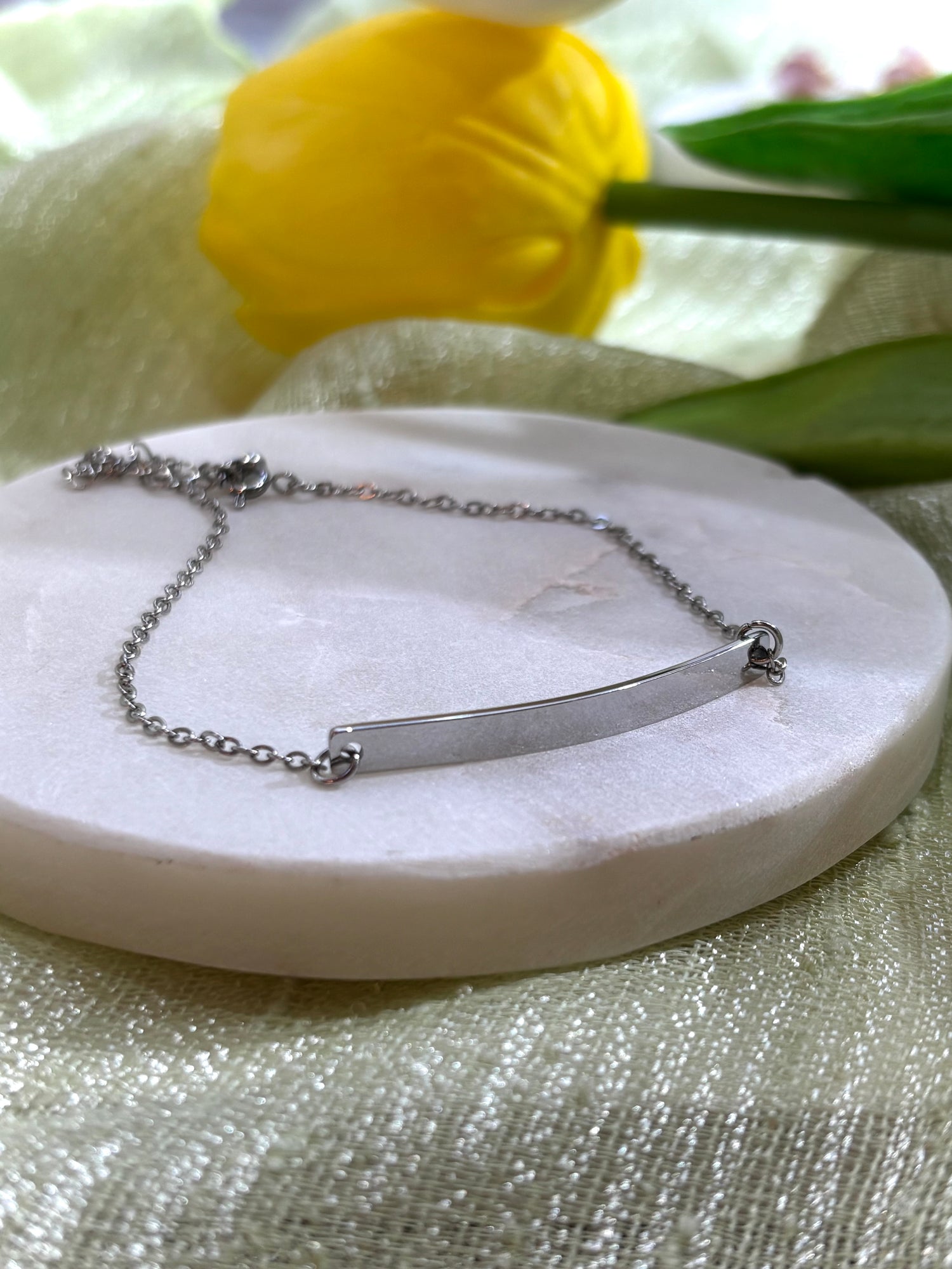 Bracciale Sottile con Piastrina Incisa