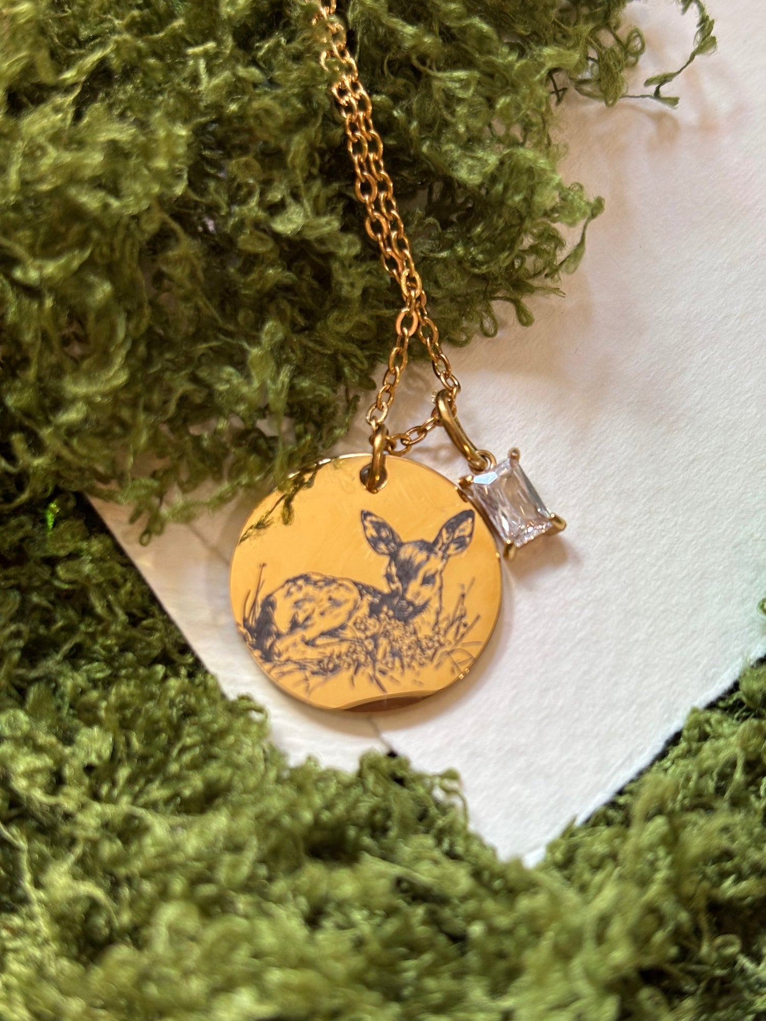 Collana Cerbiatto con Incisione Personalizzata e Pietra del Mese
